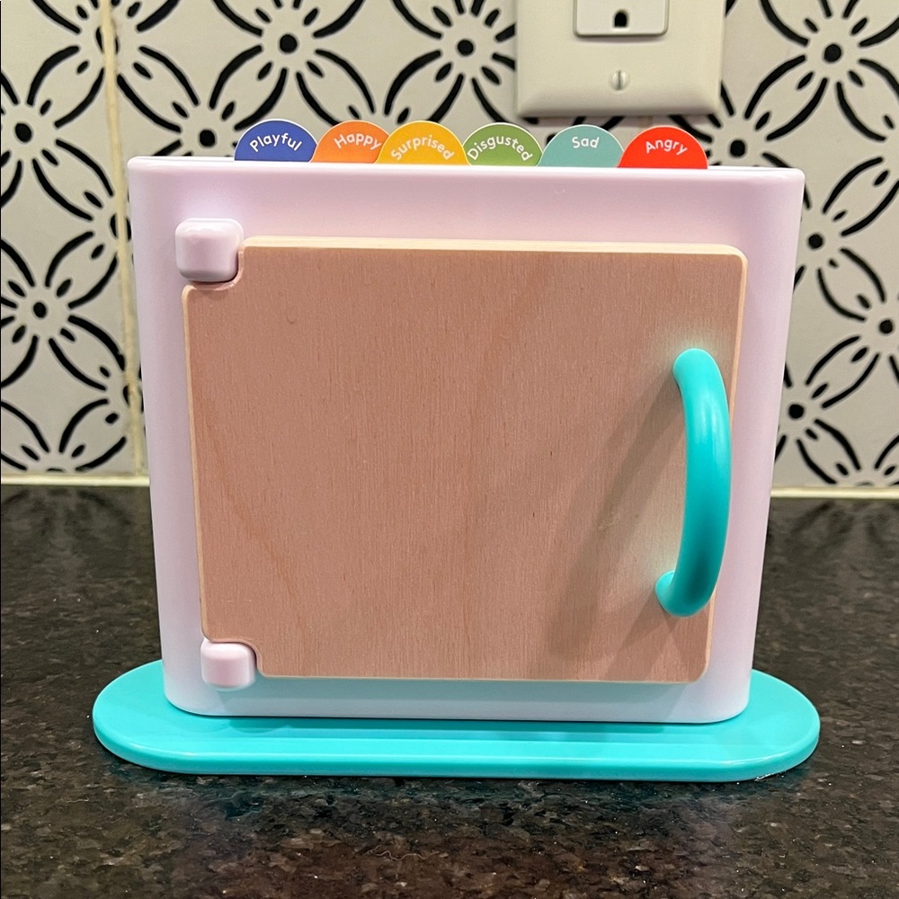 Lovevery Emotion Match Mirror & Card set from Enthusiasts Kit 28,29,30 months.